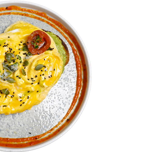 avokado pate ve cirpilmis yumurtali ekmek üstü lezzet